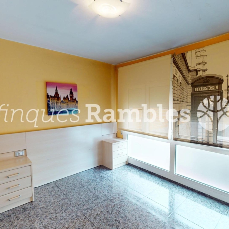 Casa con gran garaje, terraza reformada y múltiples espacios en Vilanova del Camí