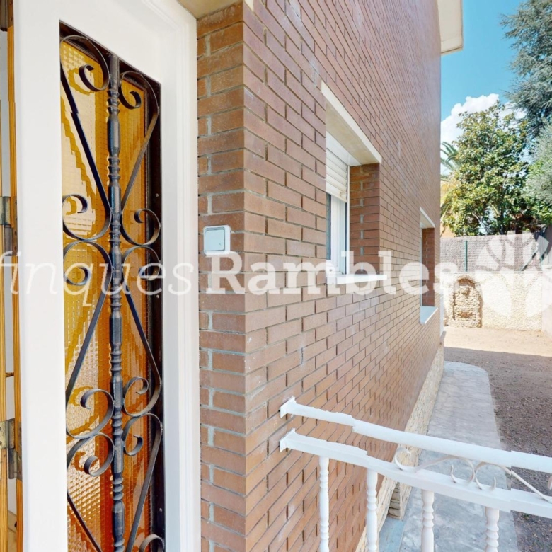 CASA EN VENTA A LES COMES, IMMILLORABLE UBICACIO!!!