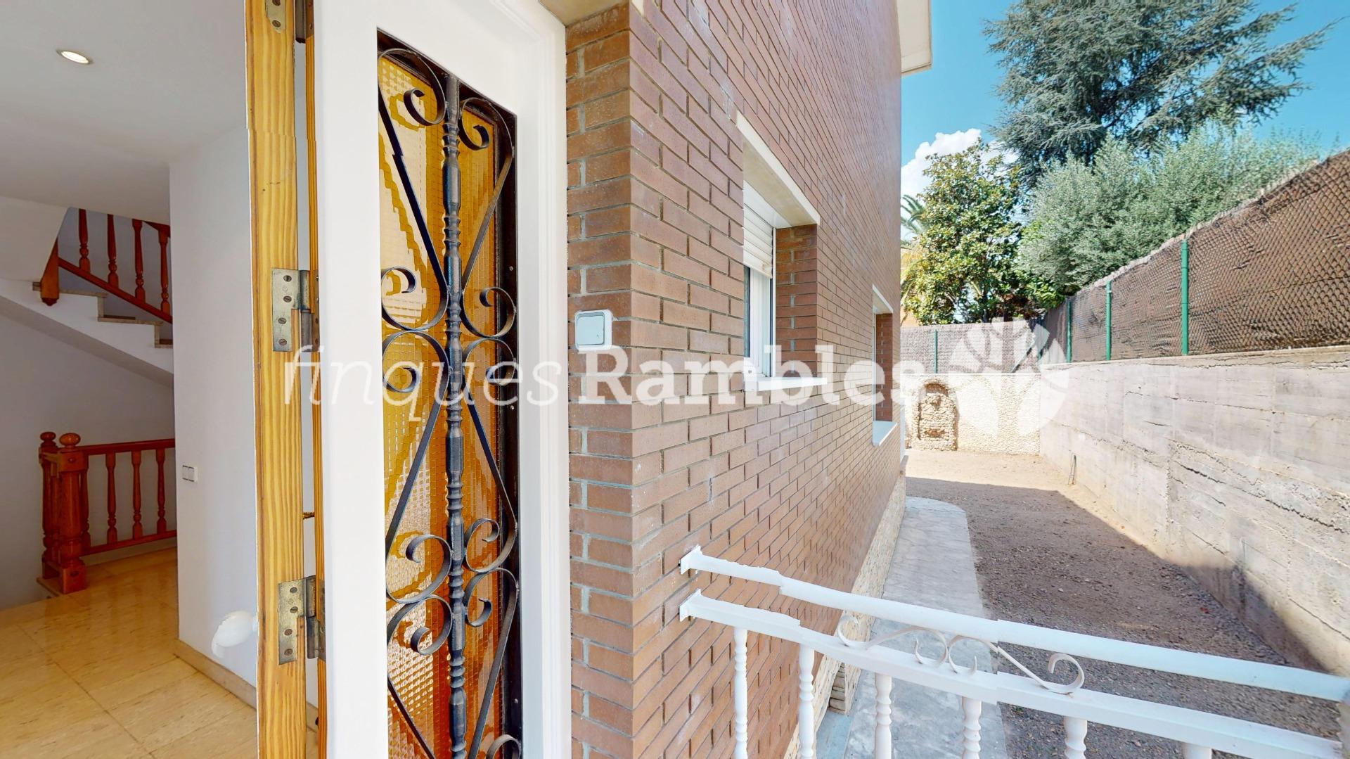 CASA EN VENTA A LES COMES, IMMILLORABLE UBICACIO!!!