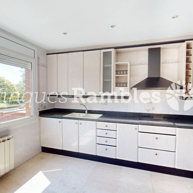CASA EN VENTA A LES COMES, IMMILLORABLE UBICACIO!!!