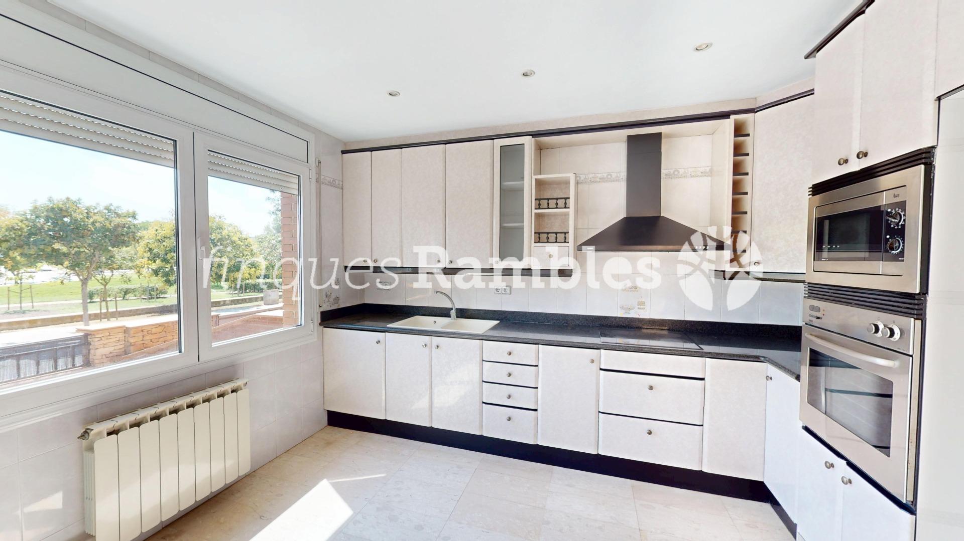 CASA EN VENTA A LES COMES, IMMILLORABLE UBICACIO!!!
