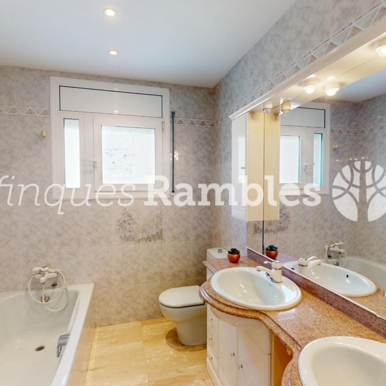 CASA EN VENTA A LES COMES, IMMILLORABLE UBICACIO!!!