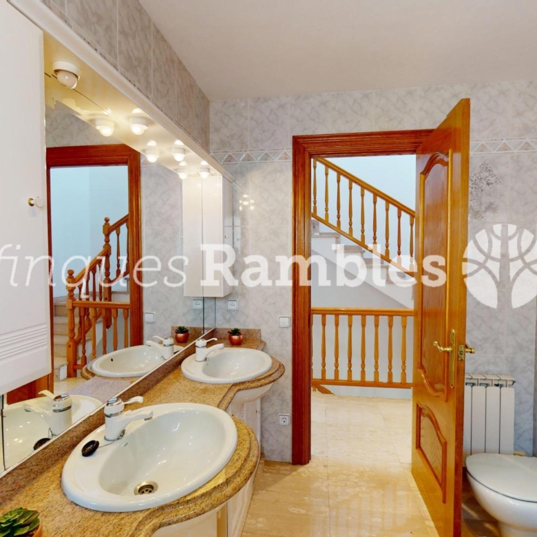 CASA EN VENTA A LES COMES, IMMILLORABLE UBICACIO!!!