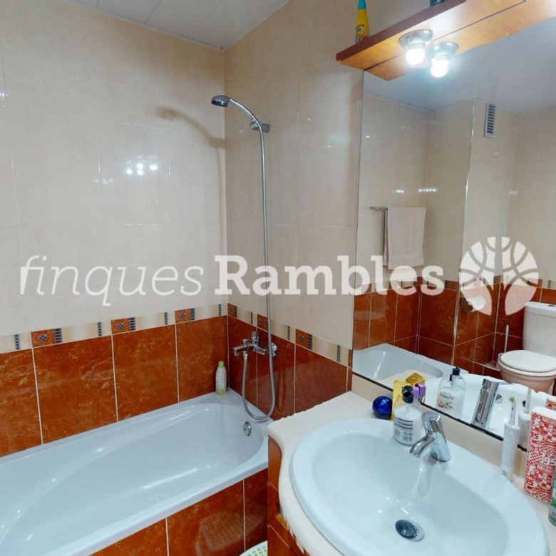 Amplio piso de 4 habitaciones en el centro de Vilanova del Camí