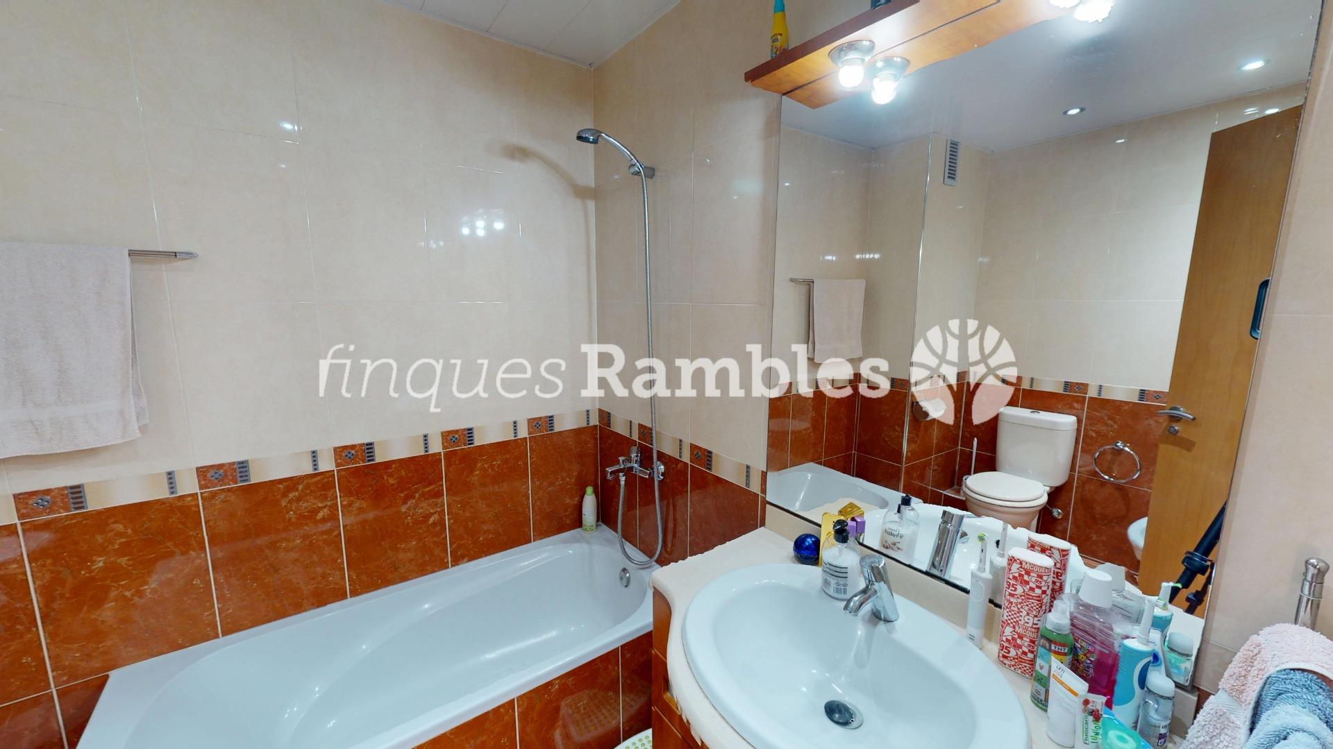 Amplio piso de 4 habitaciones en el centro de Vilanova del Camí