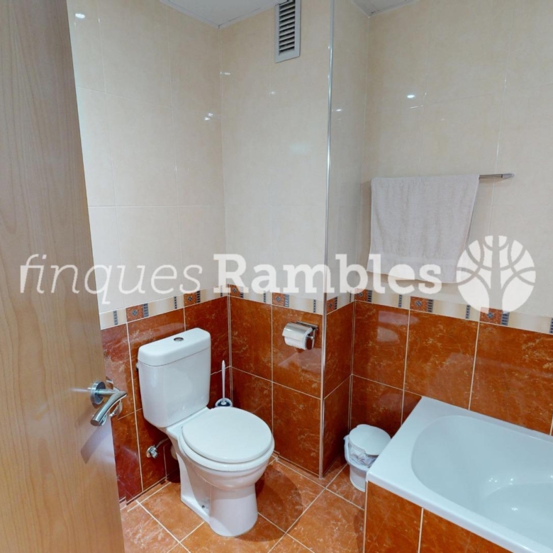 Amplio piso de 4 habitaciones en el centro de Vilanova del Camí