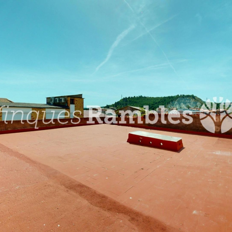 Pis amb gran potencial i espectaculars espais annexos a la zona de l’Escola Pia d’Igualada