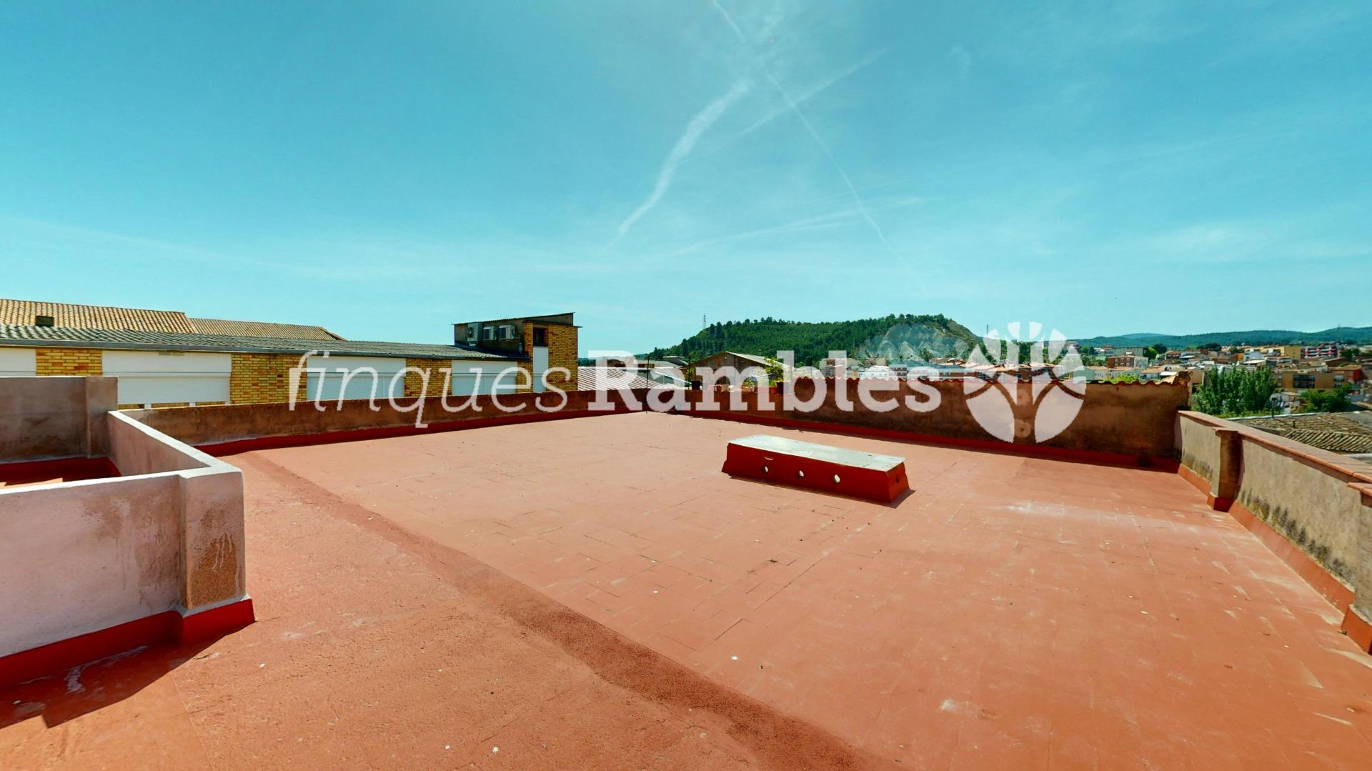 Pis amb gran potencial i espectaculars espais annexos a la zona de l’Escola Pia d’Igualada