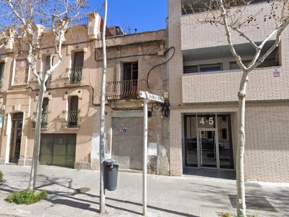 CASA PER REHABILITAR, A LA PLAÇA CASTELLS