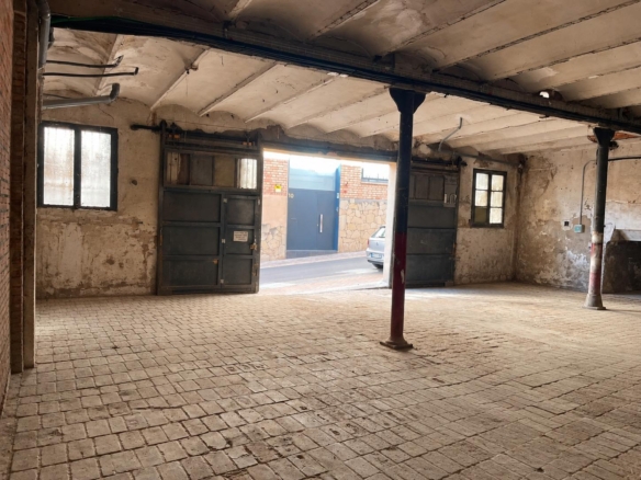 Ampli Magatzem de 215 m² amb gran accés per a vehicles al Rec d’Igualada