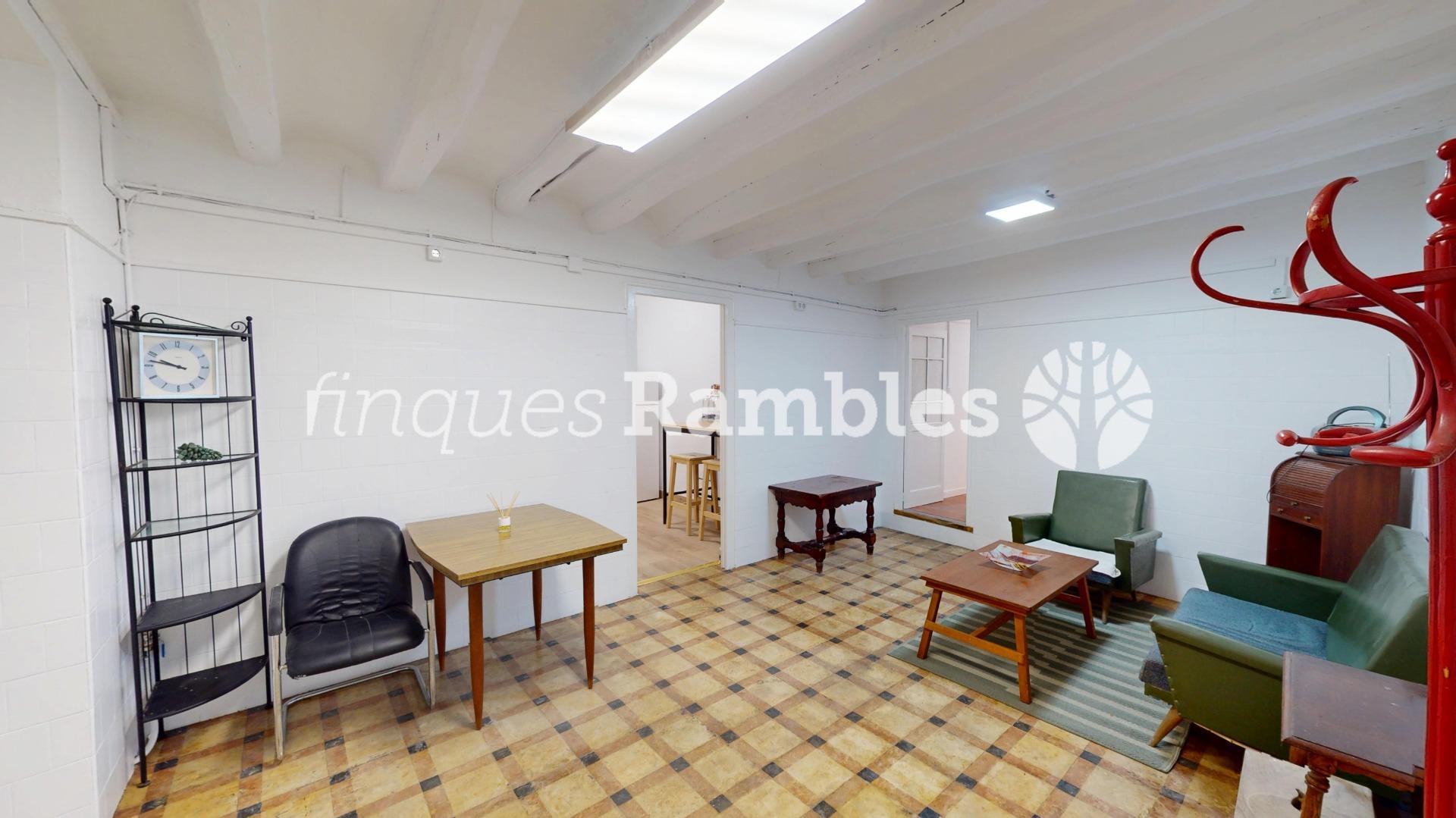 CASA DE POBLE AL CENTRE DE LA POBLA DE CLARAMUNT AMB MOLT POTENCIAL
