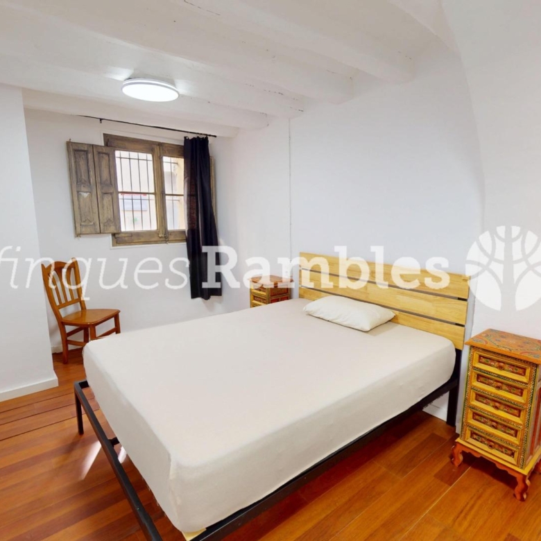 CASA DE POBLE AL CENTRE DE LA POBLA DE CLARAMUNT AMB MOLT POTENCIAL