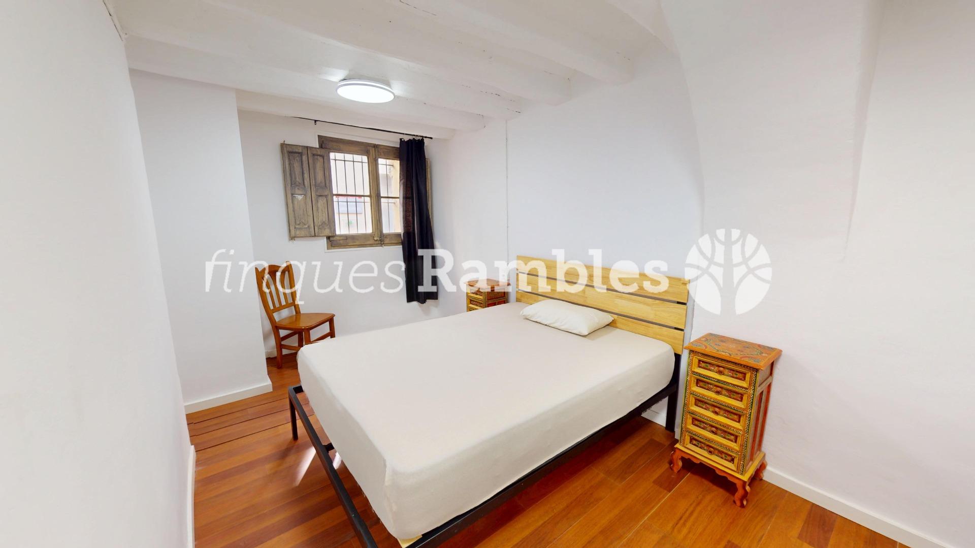 CASA DE POBLE AL CENTRE DE LA POBLA DE CLARAMUNT AMB MOLT POTENCIAL