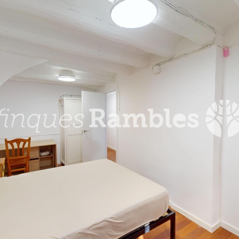 CASA DE POBLE AL CENTRE DE LA POBLA DE CLARAMUNT AMB MOLT POTENCIAL