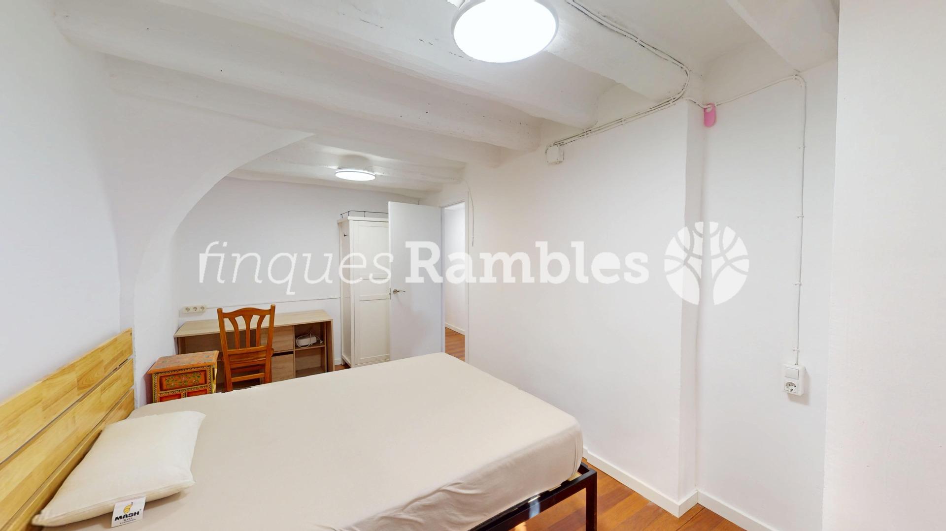 CASA DE POBLE AL CENTRE DE LA POBLA DE CLARAMUNT AMB MOLT POTENCIAL