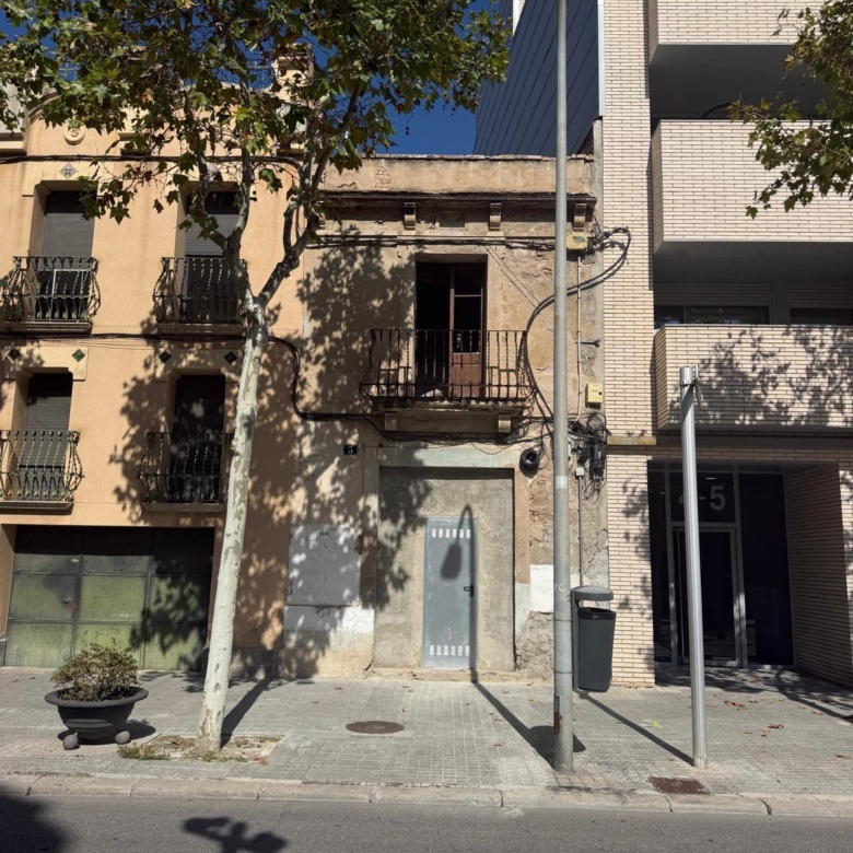 CASA PER REHABILITAR, A LA PLAÇA CASTELLS