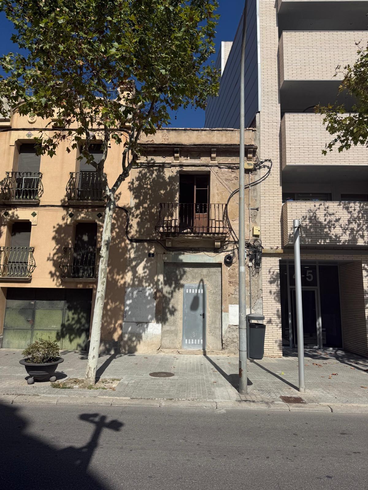CASA PER REHABILITAR, A LA PLAÇA CASTELLS – 2 CASA PER REHABILITAR, A LA PLAÇA CASTELLS