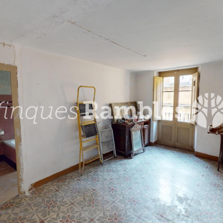 CASA DE POBLE AL CENTRE DE LA POBLA DE CLARAMUNT AMB MOLT POTENCIAL