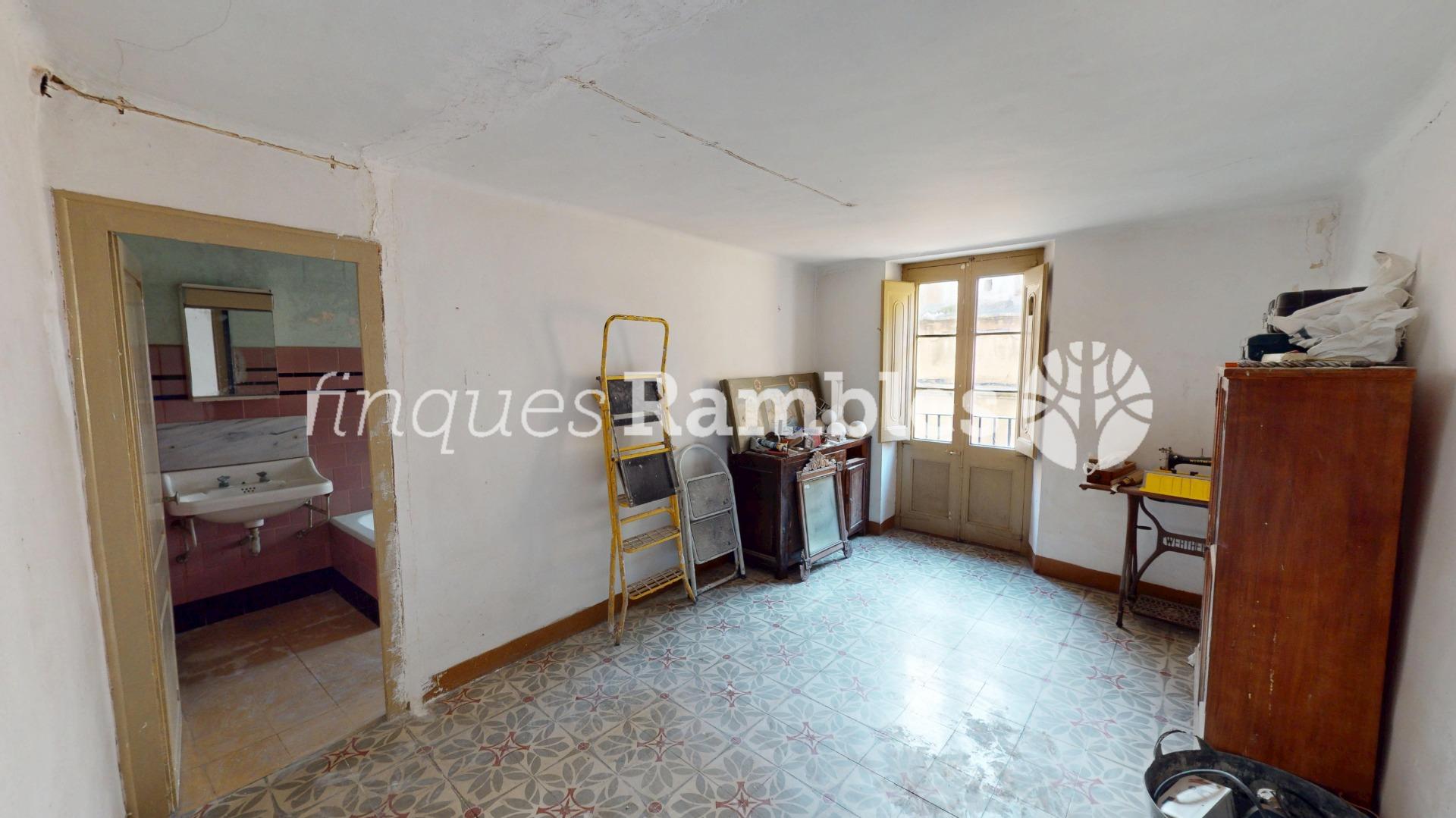 CASA DE POBLE AL CENTRE DE LA POBLA DE CLARAMUNT AMB MOLT POTENCIAL