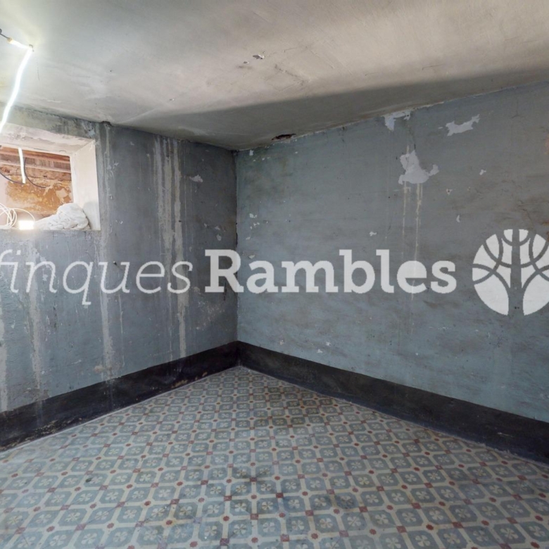 CASA DE POBLE AL CENTRE DE LA POBLA DE CLARAMUNT AMB MOLT POTENCIAL