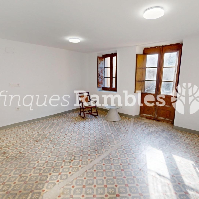 CASA DE POBLE AL CENTRE DE LA POBLA DE CLARAMUNT AMB MOLT POTENCIAL