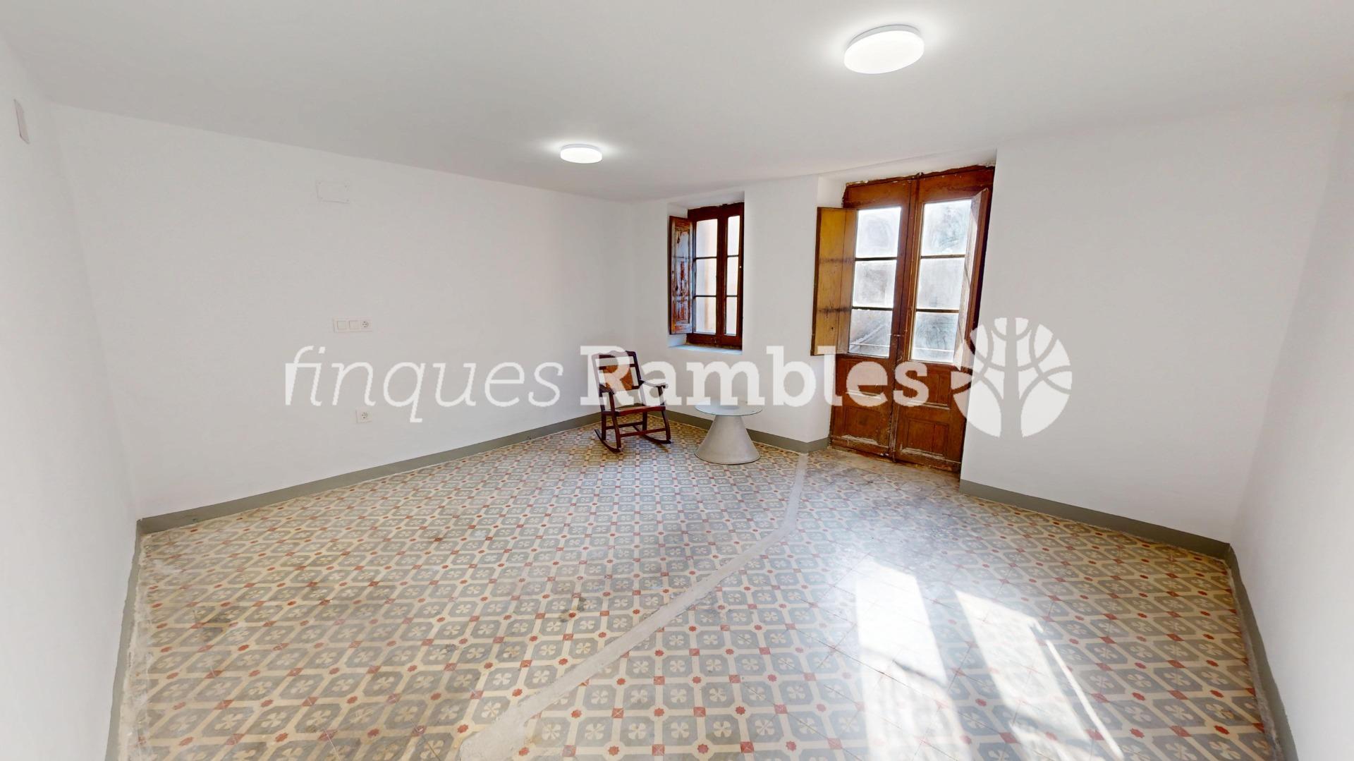 CASA DE POBLE AL CENTRE DE LA POBLA DE CLARAMUNT AMB MOLT POTENCIAL