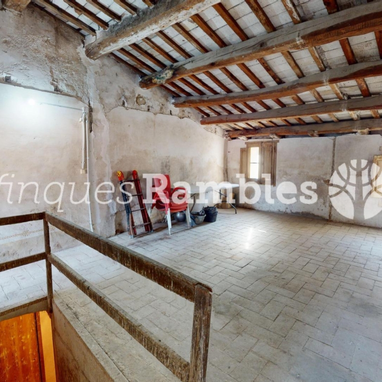 CASA DE POBLE AL CENTRE DE LA POBLA DE CLARAMUNT AMB MOLT POTENCIAL