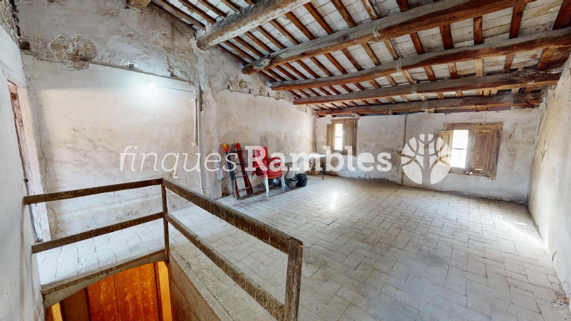 CASA DE POBLE AL CENTRE DE LA POBLA DE CLARAMUNT AMB MOLT POTENCIAL
