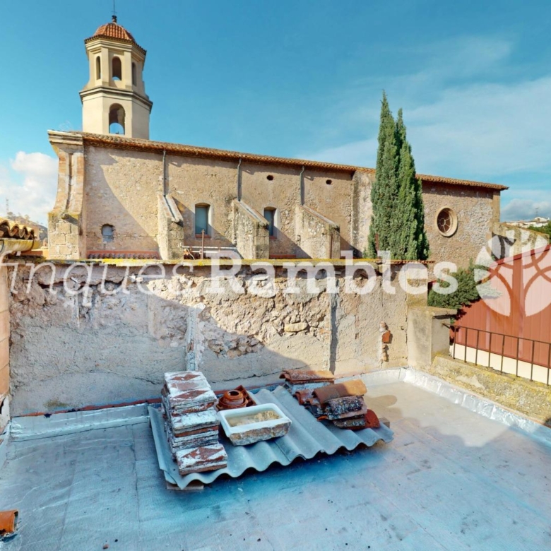 CASA DE POBLE AL CENTRE DE LA POBLA DE CLARAMUNT AMB MOLT POTENCIAL