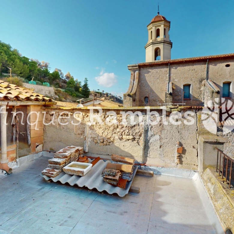 CASA DE POBLE AL CENTRE DE LA POBLA DE CLARAMUNT AMB MOLT POTENCIAL