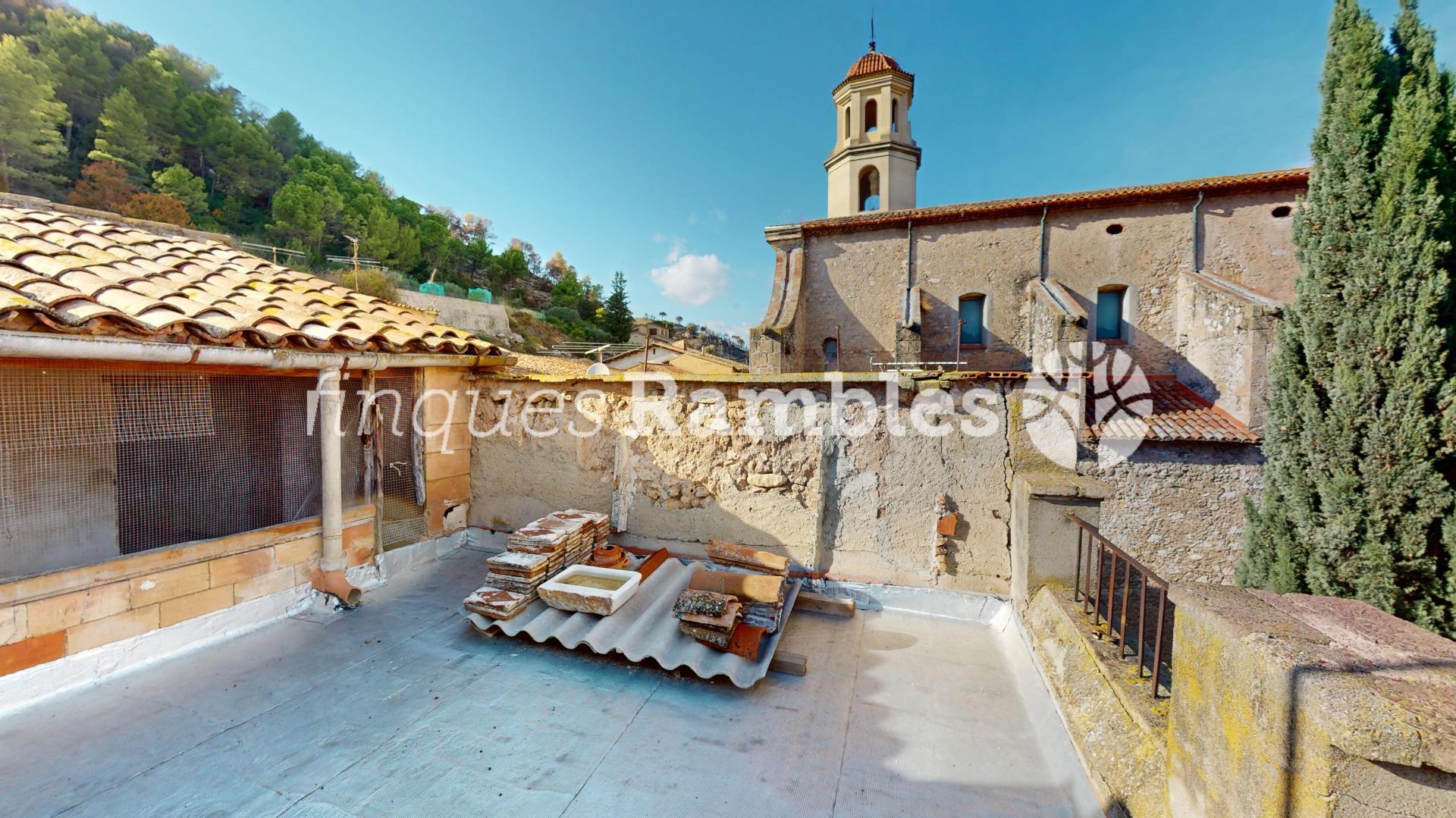 CASA DE POBLE AL CENTRE DE LA POBLA DE CLARAMUNT AMB MOLT POTENCIAL