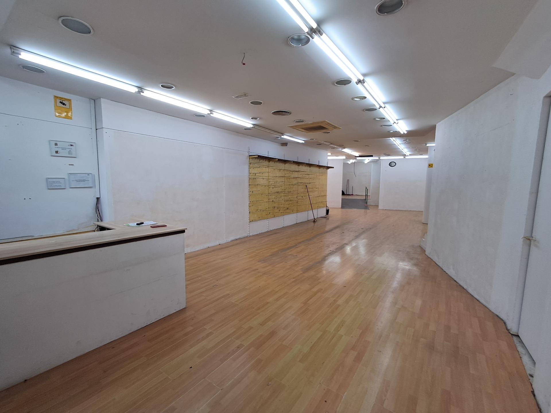 Excelente local comercial en pleno centro de Igualada. – 2 Excelente local comercial en pleno centro de Igualada.