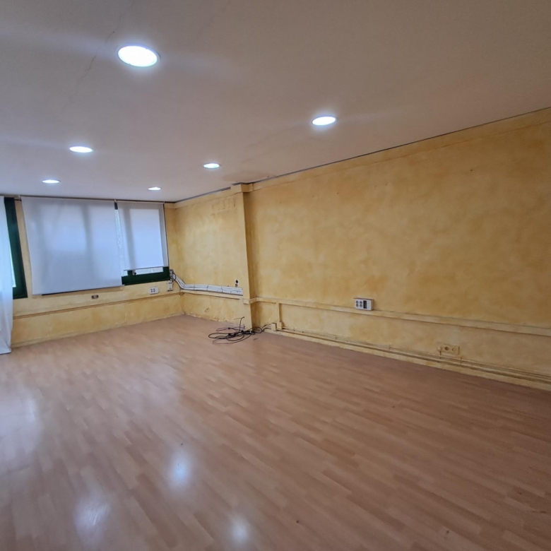 Excelente local comercial en pleno centro de Igualada.