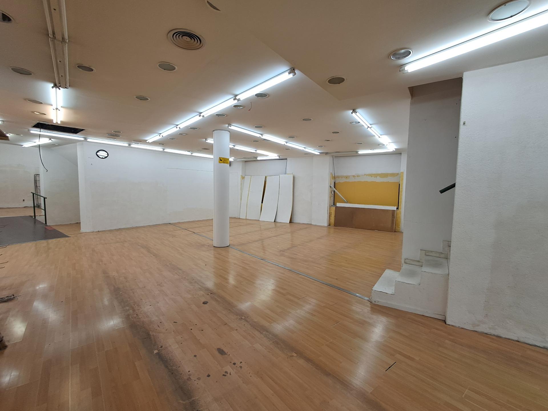 Excelente local comercial en pleno centro de Igualada. – 4 Excelente local comercial en pleno centro de Igualada.