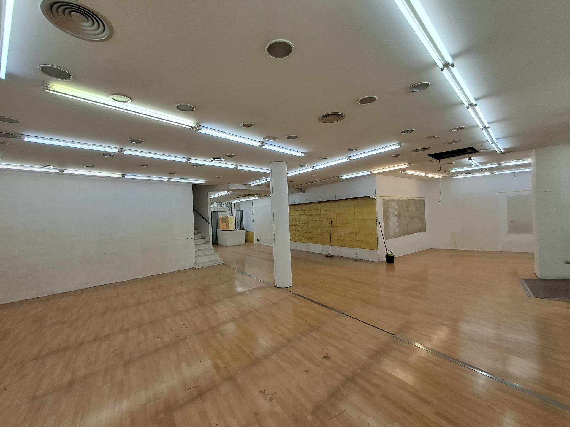 Excelente local comercial en pleno centro de Igualada. – 5 Excelente local comercial en pleno centro de Igualada.
