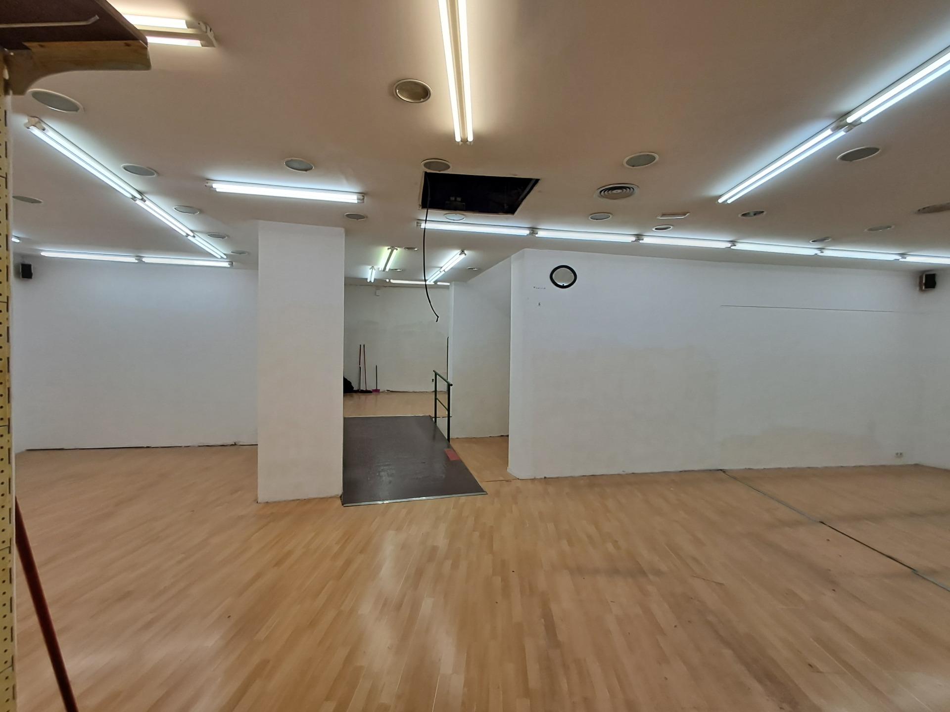 Excelente local comercial en pleno centro de Igualada. – 7 Excelente local comercial en pleno centro de Igualada.