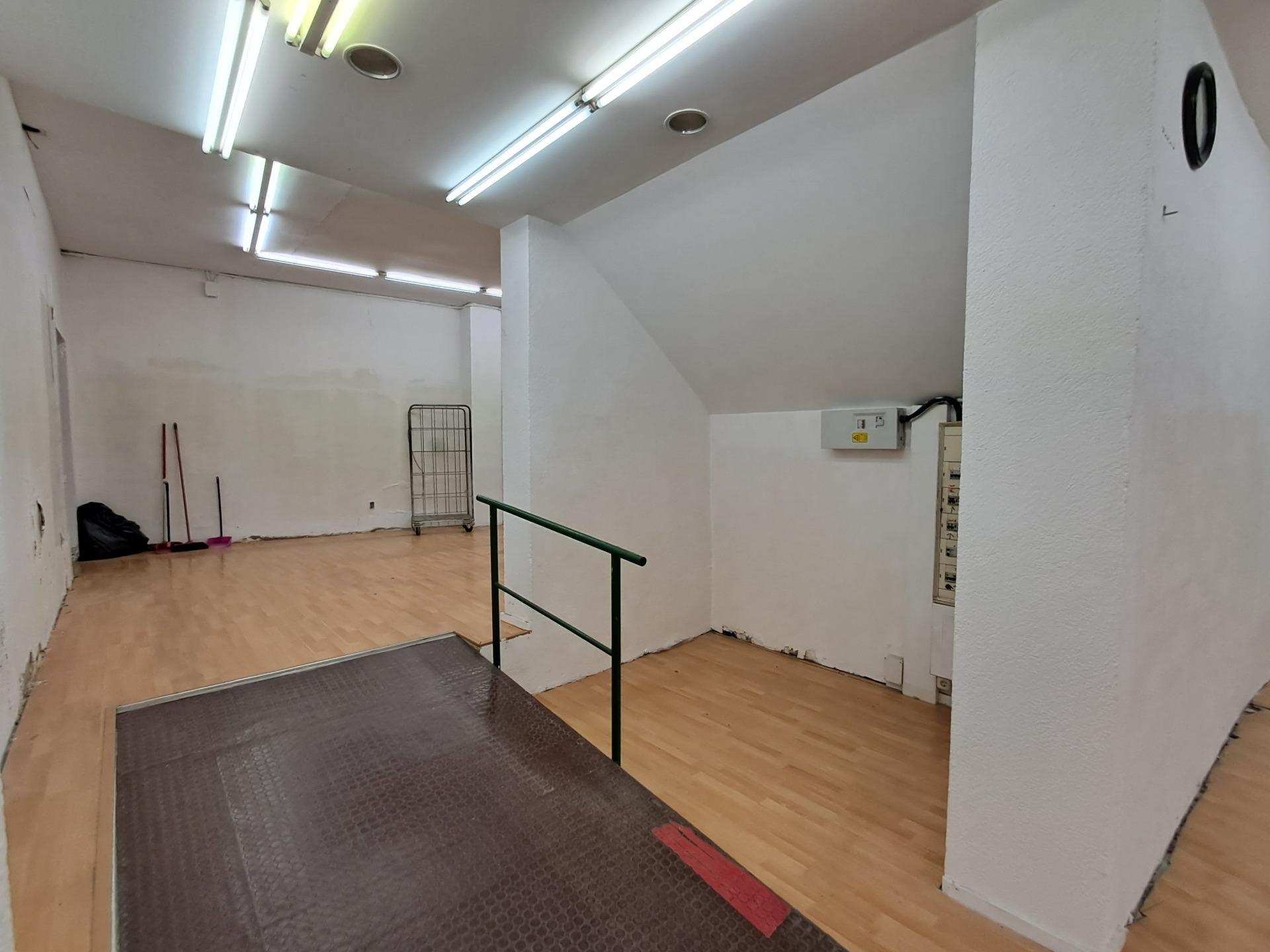 Excelente local comercial en pleno centro de Igualada. – 8 Excelente local comercial en pleno centro de Igualada.