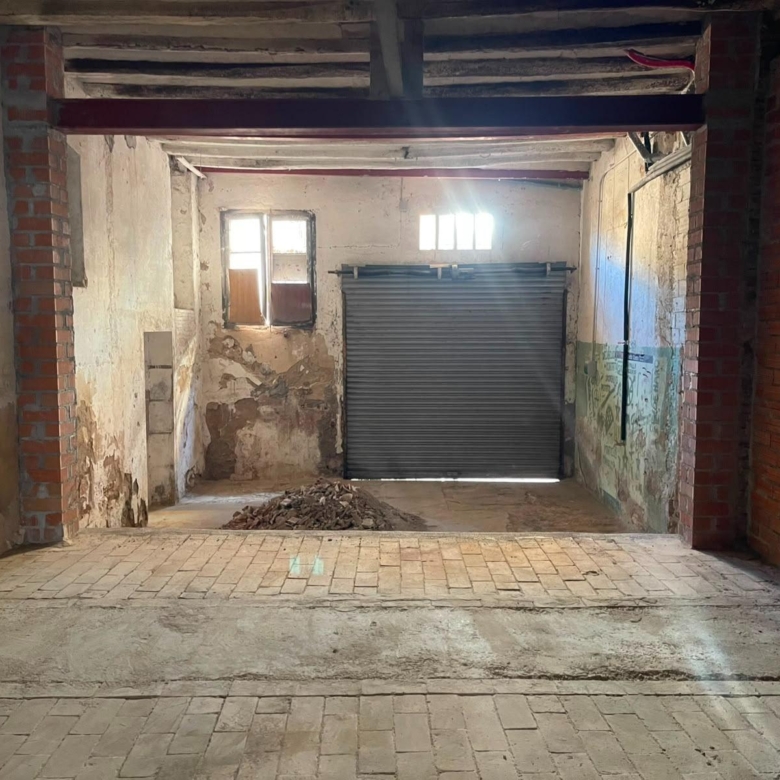Local-magatzem, amb dos accessos per a vehicles al Rec d’Igualada – 123 m²
