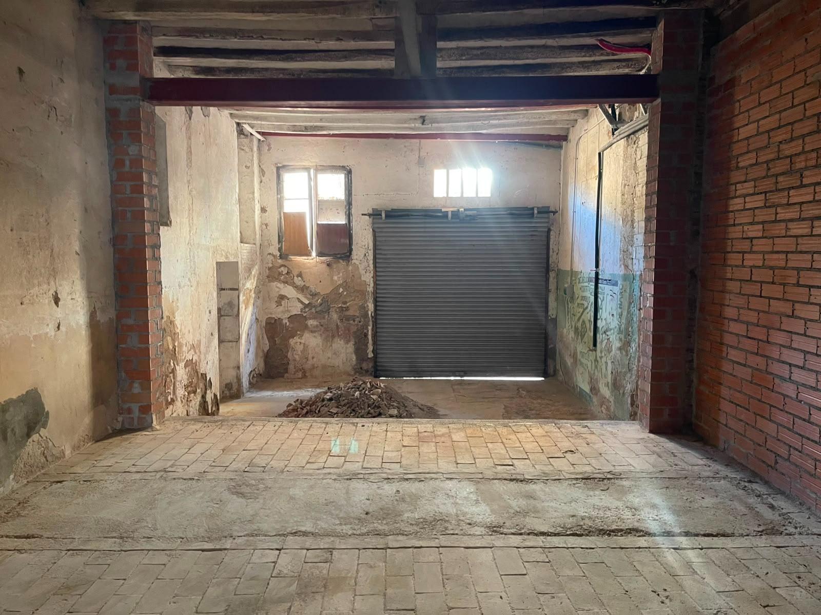 Local-magatzem, amb dos accessos per a vehicles al Rec d’Igualada – 123 m² – 10 Local-magatzem, amb dos accessos per a vehicles al Rec d’Igualada – 123 m²