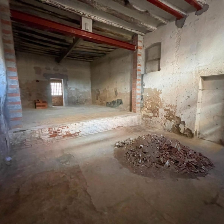 Local-magatzem, amb dos accessos per a vehicles al Rec d’Igualada – 123 m²