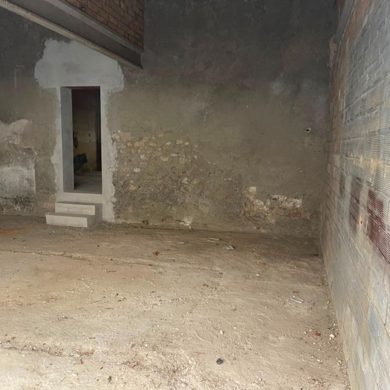 Local-magatzem, amb dos accessos per a vehicles al Rec d’Igualada – 123 m²