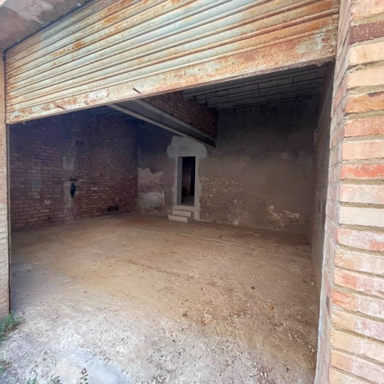 Local-magatzem, amb dos accessos per a vehicles al Rec d’Igualada – 123 m²