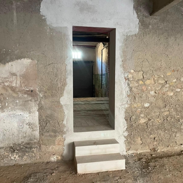 Local-magatzem, amb dos accessos per a vehicles al Rec d’Igualada – 123 m²