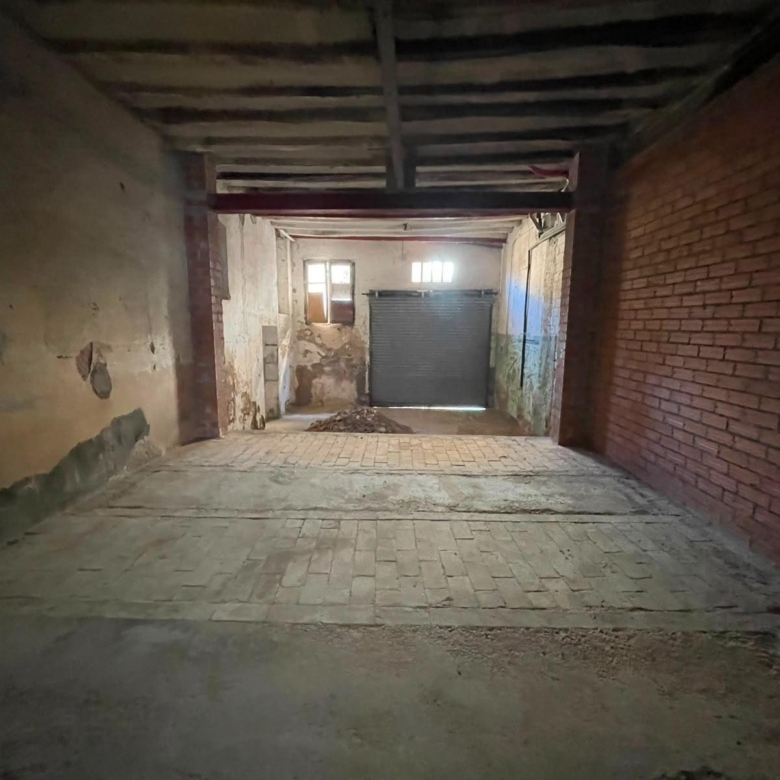 Local-magatzem, amb dos accessos per a vehicles al Rec d’Igualada – 123 m²