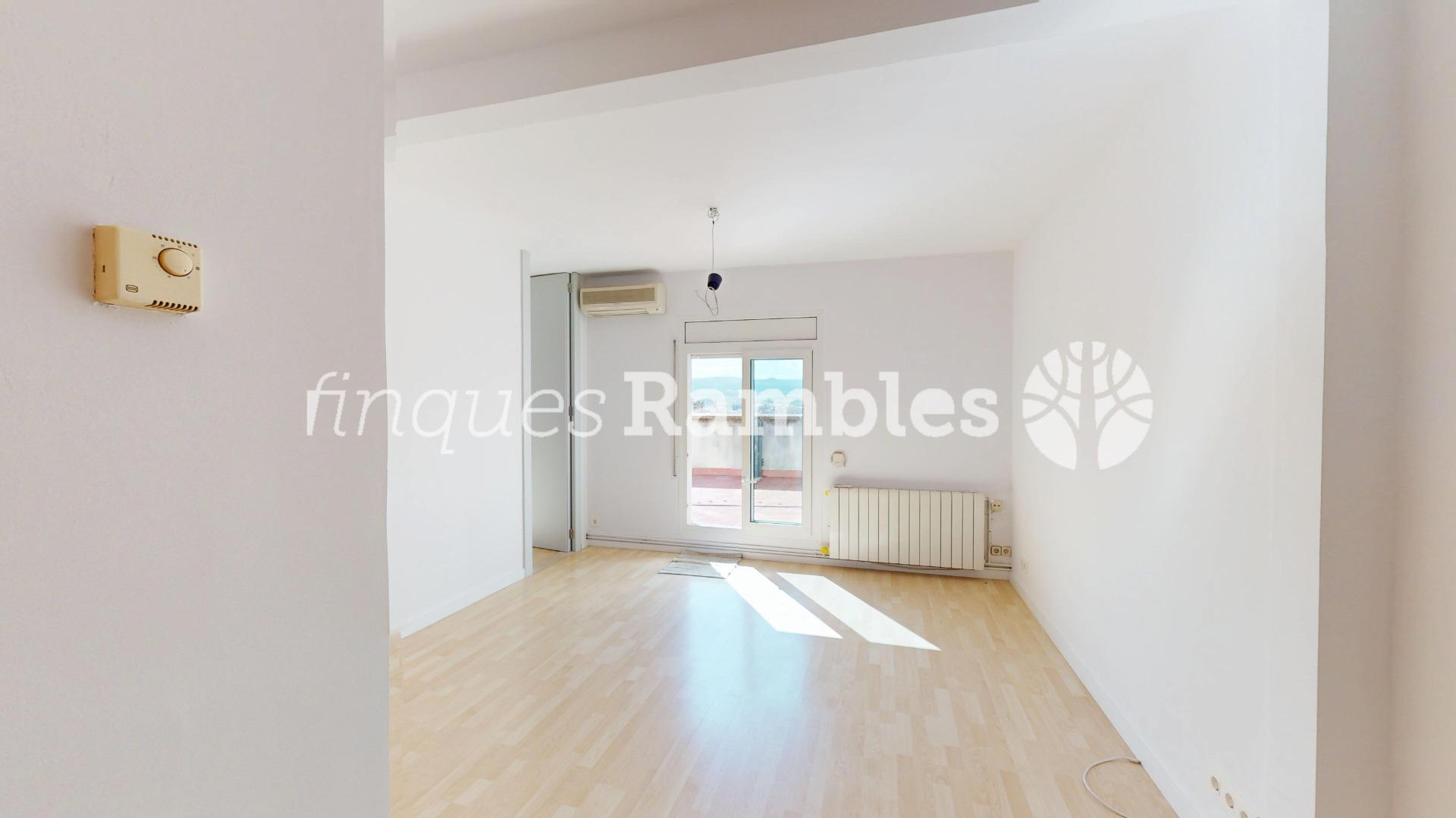DUES TERRASSES, BONES VISTES I LA CALMA D’UN ÀTIC A IGUALADA