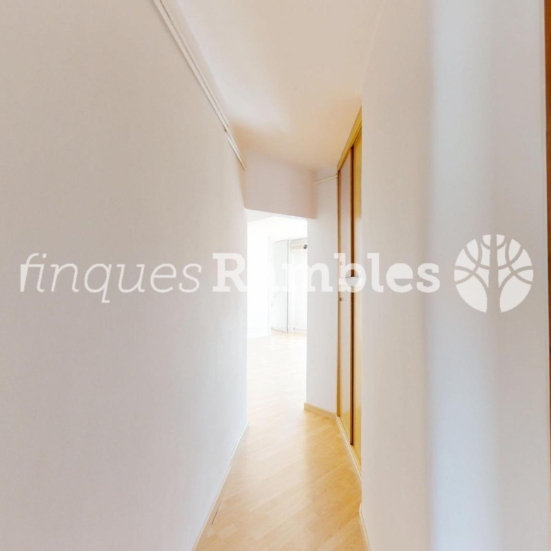 DUES TERRASSES, BONES VISTES I LA CALMA D’UN ÀTIC A IGUALADA