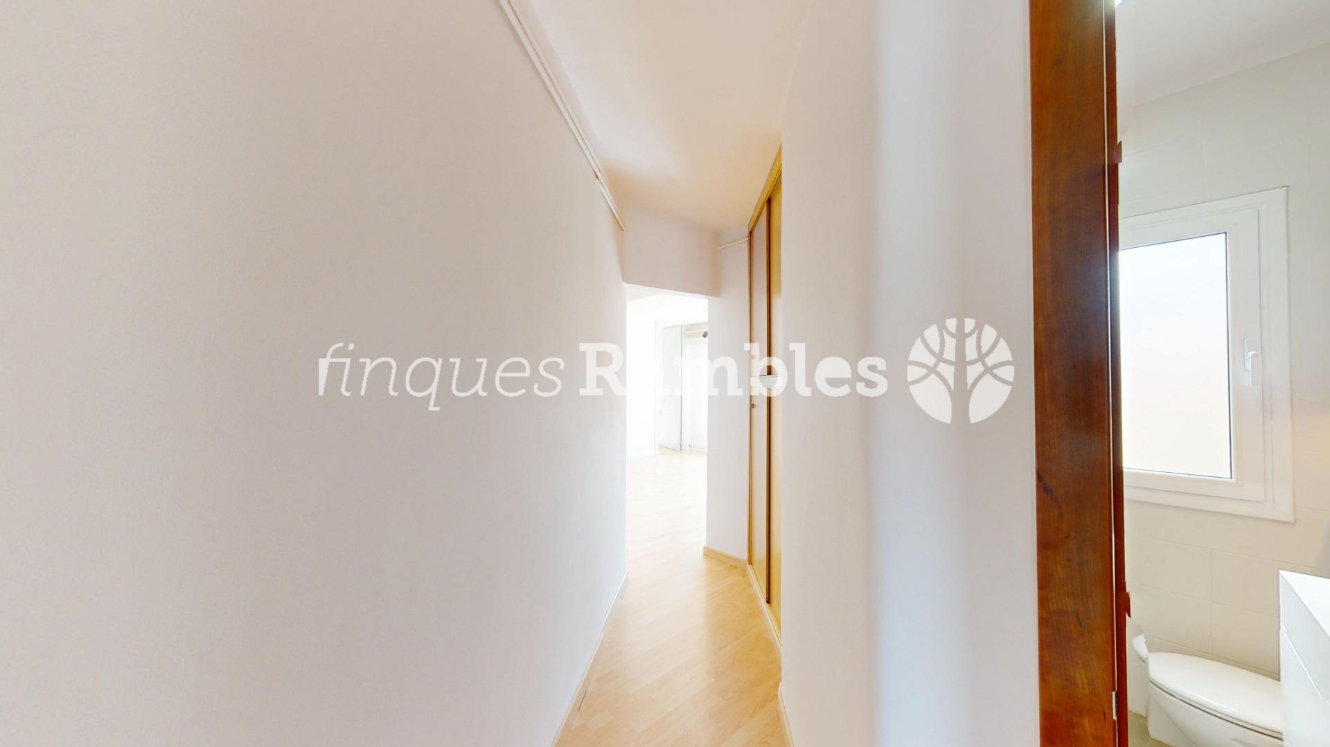 DUES TERRASSES, BONES VISTES I LA CALMA D’UN ÀTIC A IGUALADA