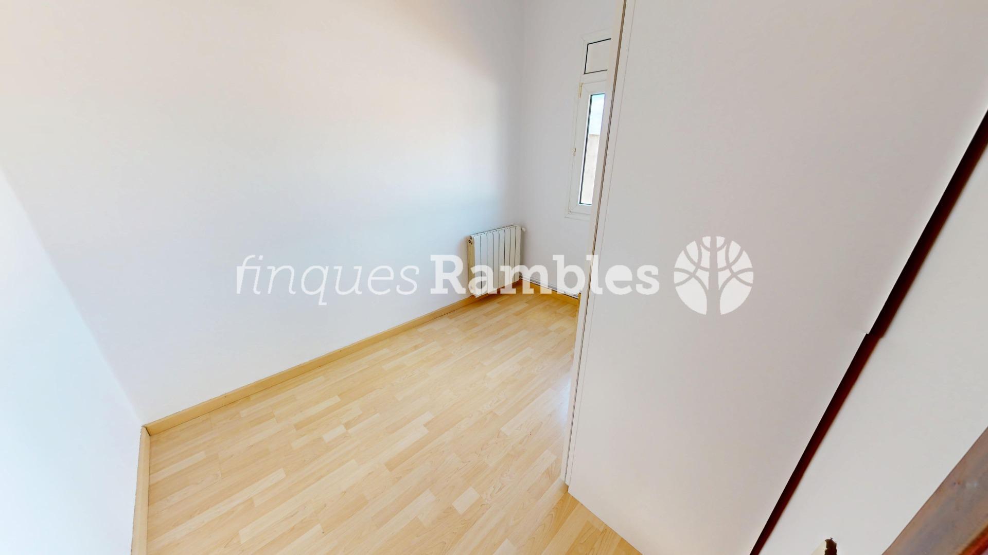DUES TERRASSES, BONES VISTES I LA CALMA D’UN ÀTIC A IGUALADA