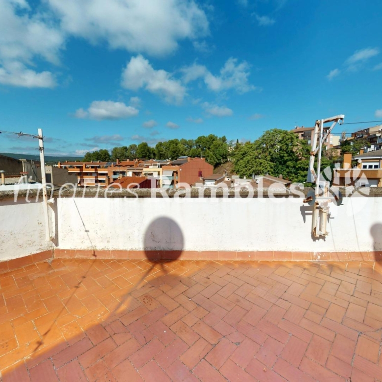DUES TERRASSES, BONES VISTES I LA CALMA D’UN ÀTIC A IGUALADA