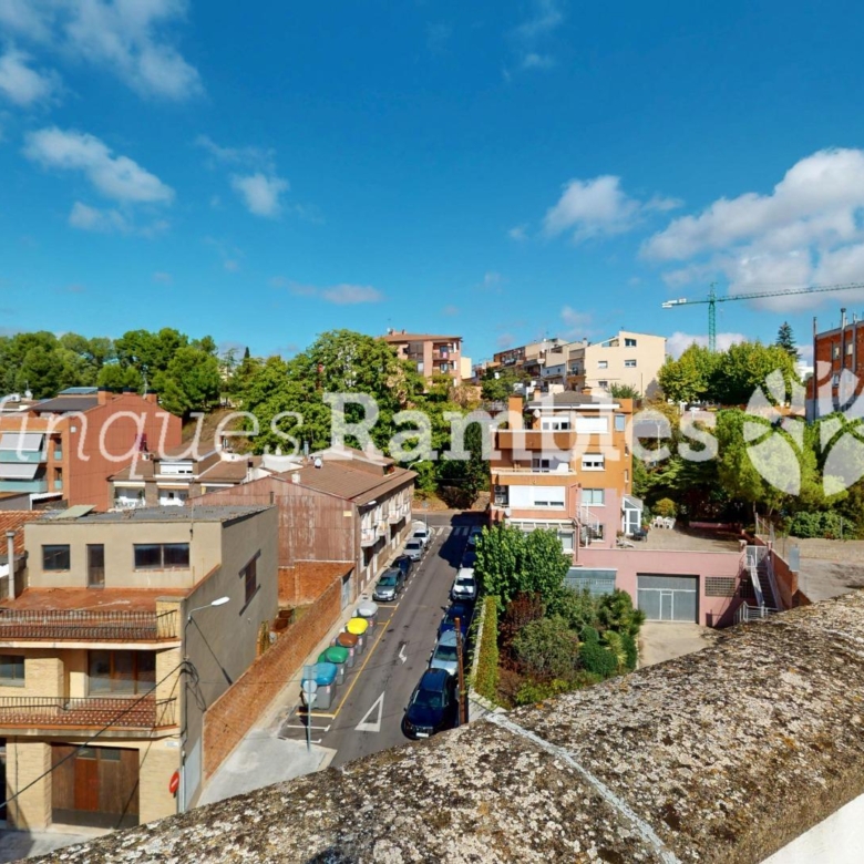 DUES TERRASSES, BONES VISTES I LA CALMA D’UN ÀTIC A IGUALADA